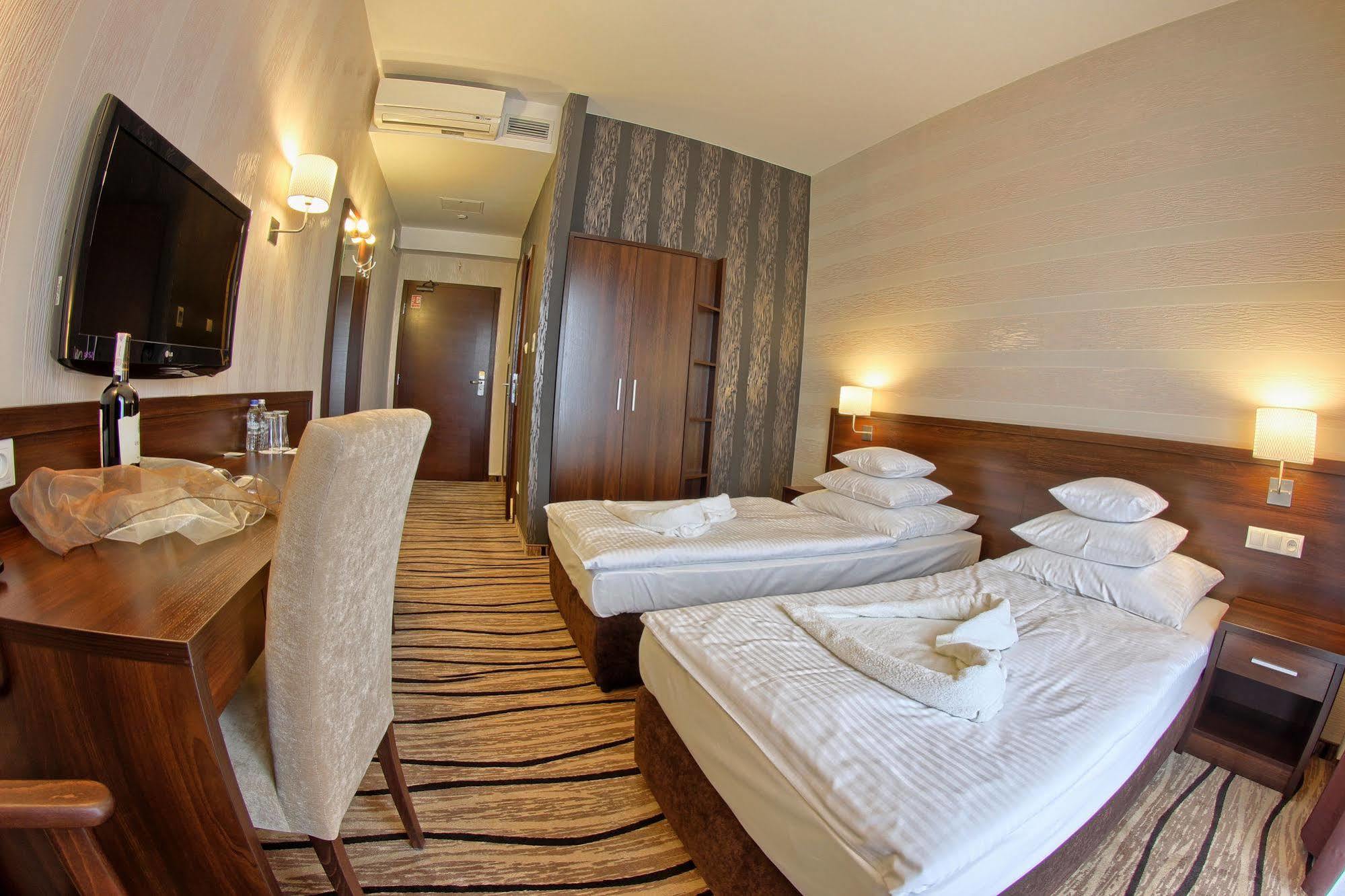 Hotel Arkas Proszkow Ngoại thất bức ảnh
